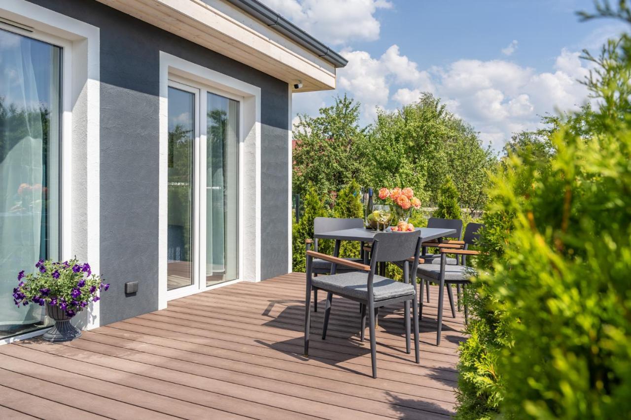 Villa Family Garden House With Free Private Parking & Playground Riga Esterno foto