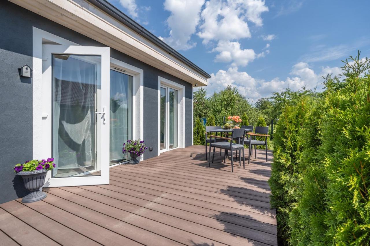 Villa Family Garden House With Free Private Parking & Playground Riga Esterno foto