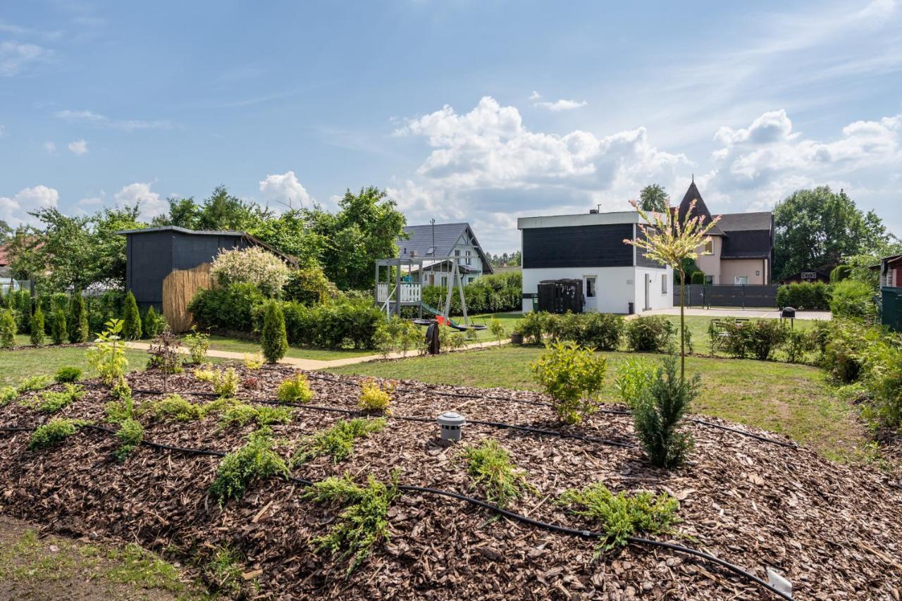 Villa Family Garden House With Free Private Parking & Playground Riga Esterno foto