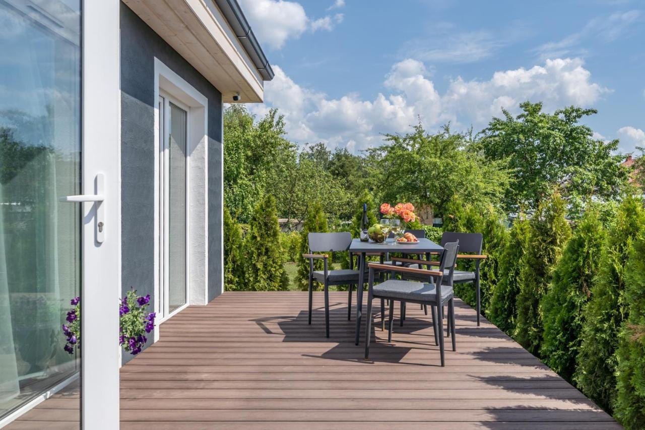 Villa Family Garden House With Free Private Parking & Playground Riga Esterno foto